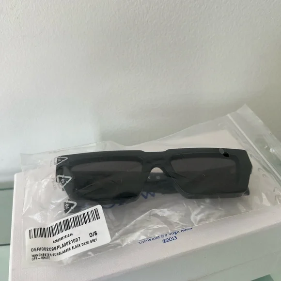 Off-White Manchester Sunglasses - Picture 8 of 14